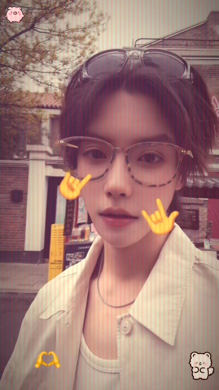 不知道啊 这个肖宇梁就这样萌翻我~肖宇梁