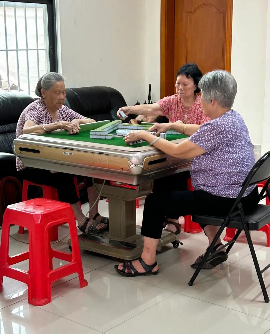 我有个大姨，今年78岁，前天死在麻将桌上。我这个大姨，就喜欢打麻将，小麻将，一块