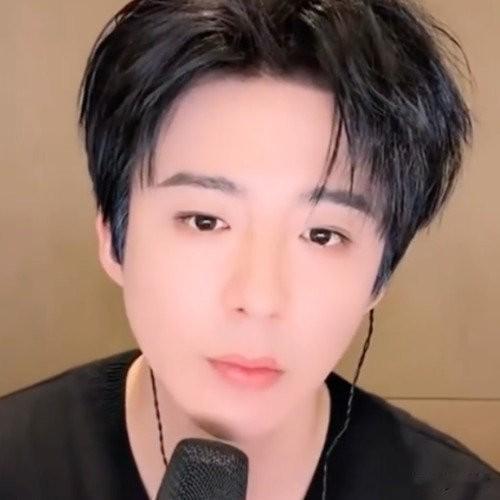 刘宇宁直播遭私生连环骚扰，电话炸屏还堵线下，没边界感真招人烦
 
谁能想到直播好