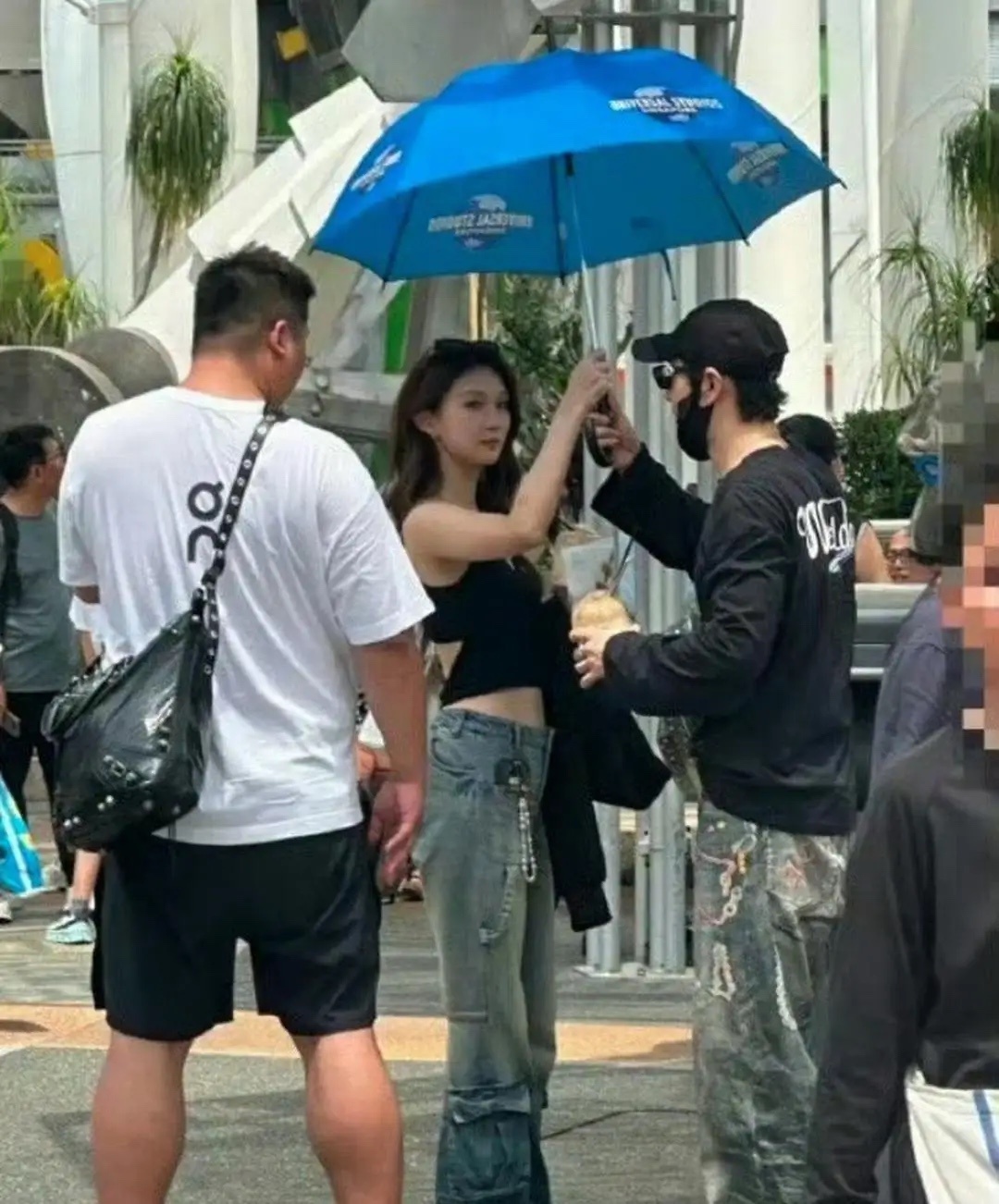 50岁黄晓明和一位年轻美女现身新加坡旅游被偶遇，身边跟着一个长发飘飘，皮肤白皙的