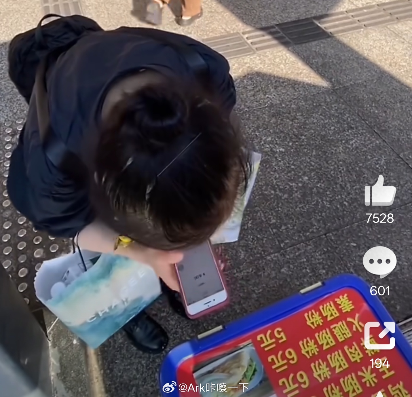 女孩截图假付款看她翻手机里的图片，貌似还有个群聊？这些人专门骗吃骗喝吗