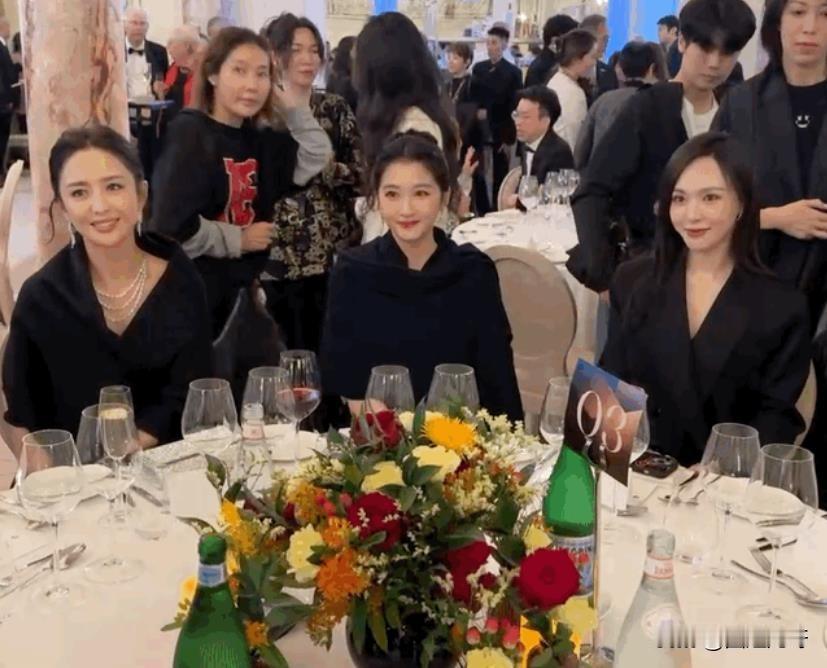 三美同框！
戛纳电影节中国青年电影之夜，唐嫣、佟丽娅、关晓彤罕见同框。第一次真切
