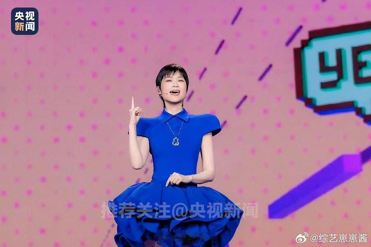 李宇春春晚造型蓝得好治愈 根本就没有办法拒绝李宇春的春晚造型，尤其是这身造型和李