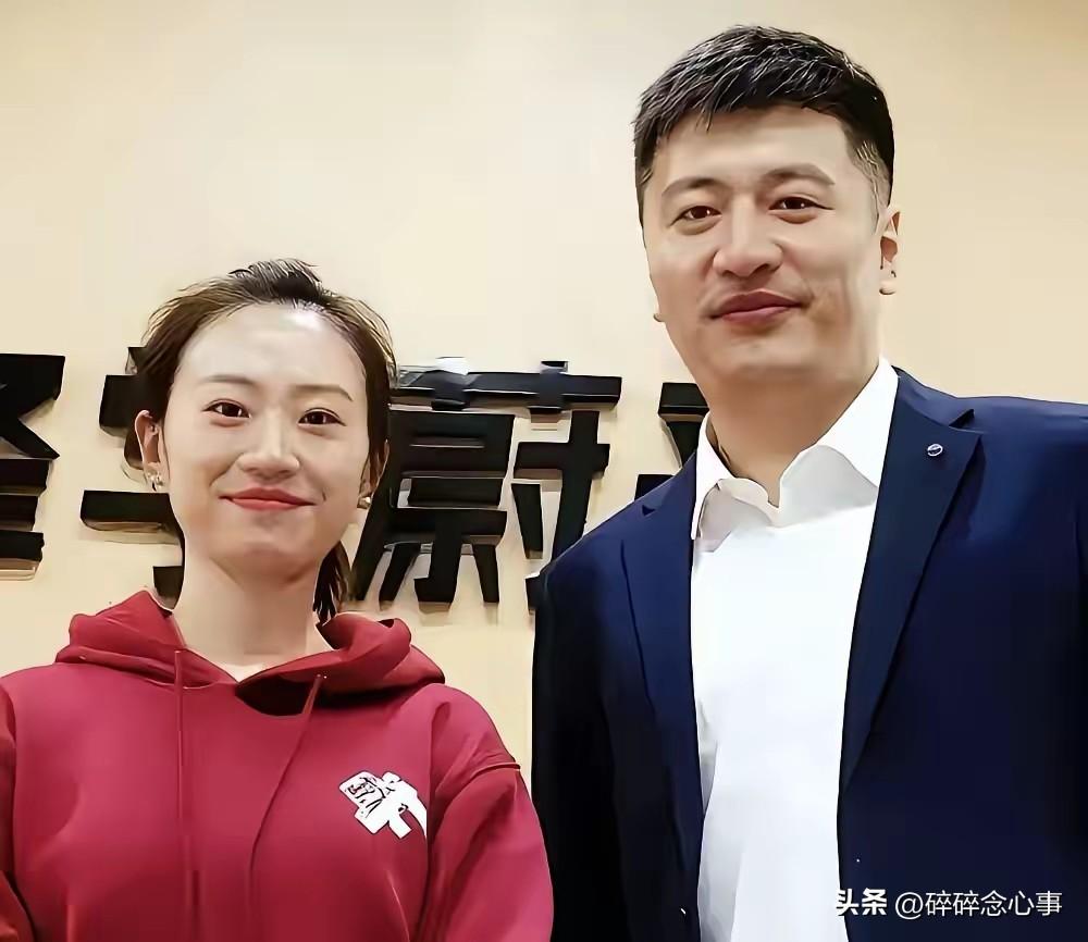 张雪峰的公司，有一条外人听了觉得莫名其妙的规矩：

员工换新车，第一天上班，必须