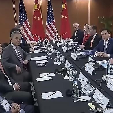 鲁比奥，一个昔日对华强硬的鹰派，这次在王外长面前毕恭毕敬，其姿态明显柔和。他直言