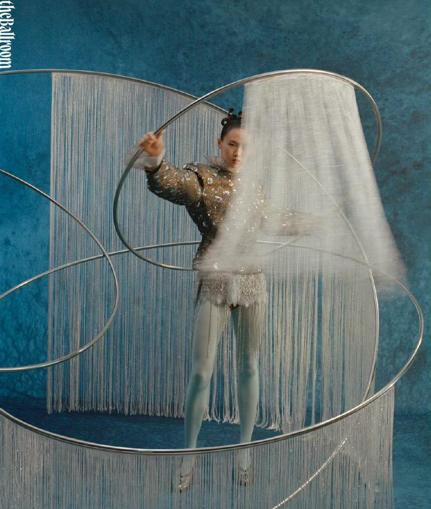 水花刺客陈芋汐登theBallroom舞格封面 泳池蓝诠释时光之跃 赛场王者跨界