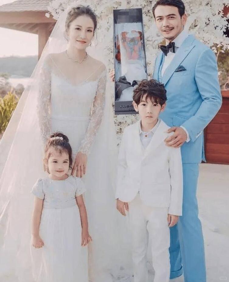 杨烁与王黎雯的爱情故事
 
在喧嚣浮华的娱乐圈，杨烁与王黎雯的感情，是一段熬过清
