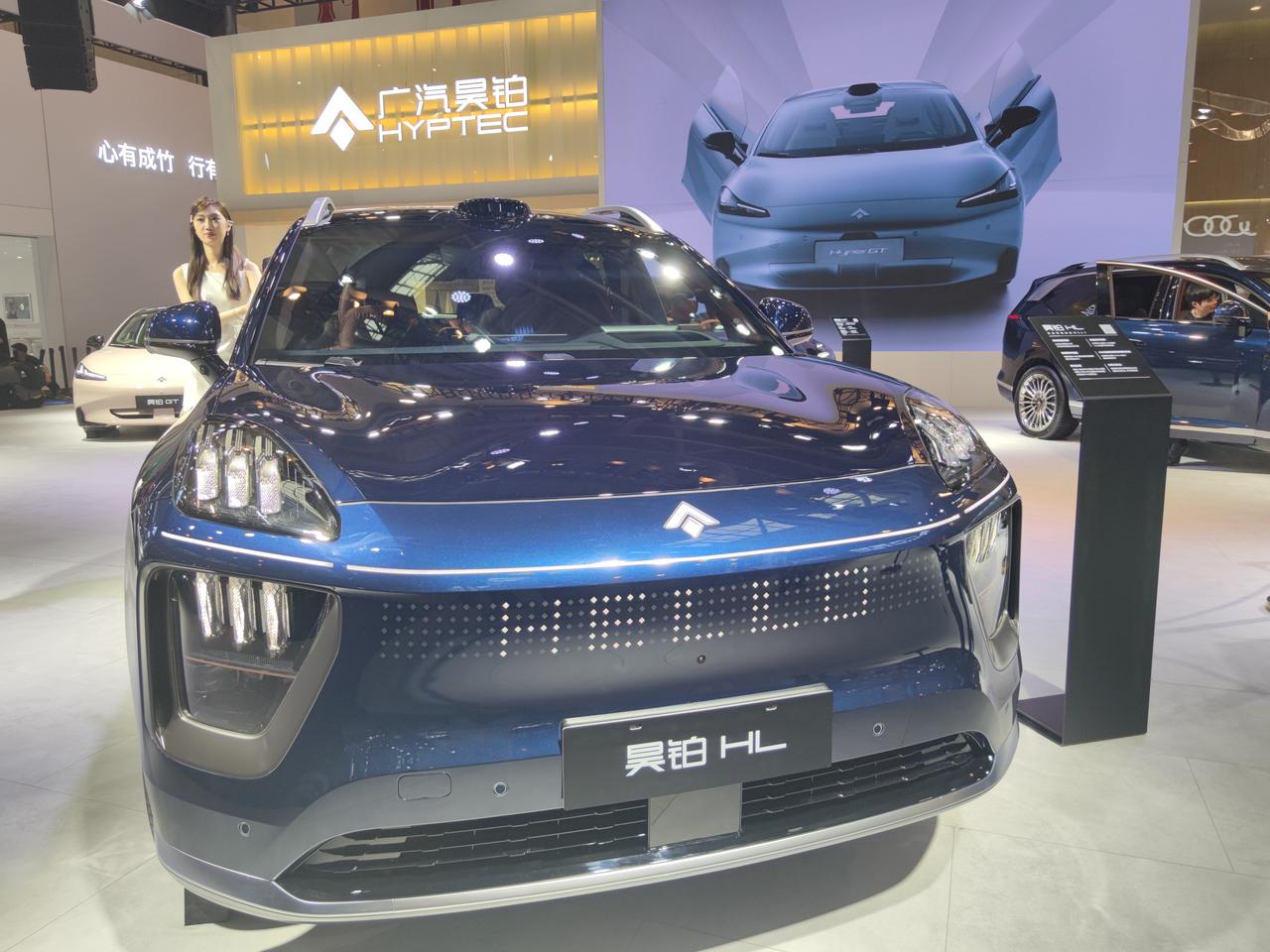 广汽新出的一款昊铂HL，大型6座SUV。内饰真的超级无敌，各种细节完美，坐上去就