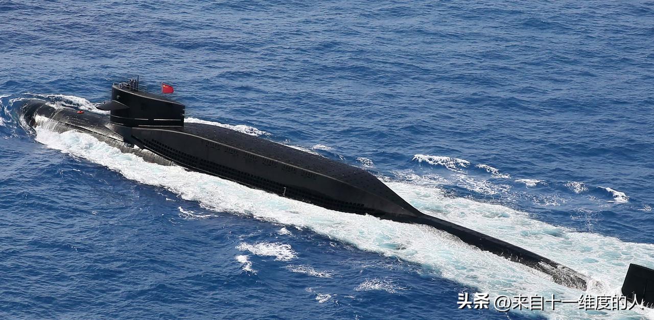 中国军号发的高清094型战略核潜艇！
肉眼可见消声瓦 …