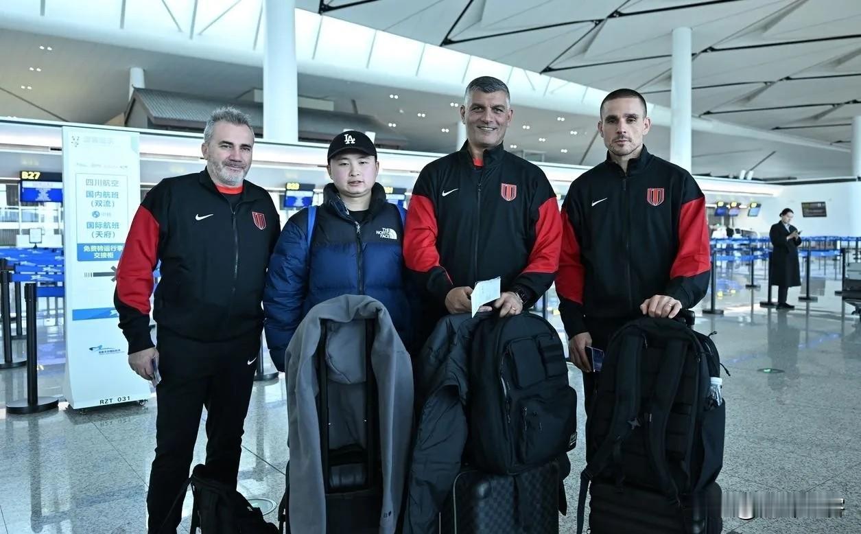 新帅到位，引援顺利，成都蓉城立即开启冬训模式！
就在宣布约翰.阿洛伊西成为球队新