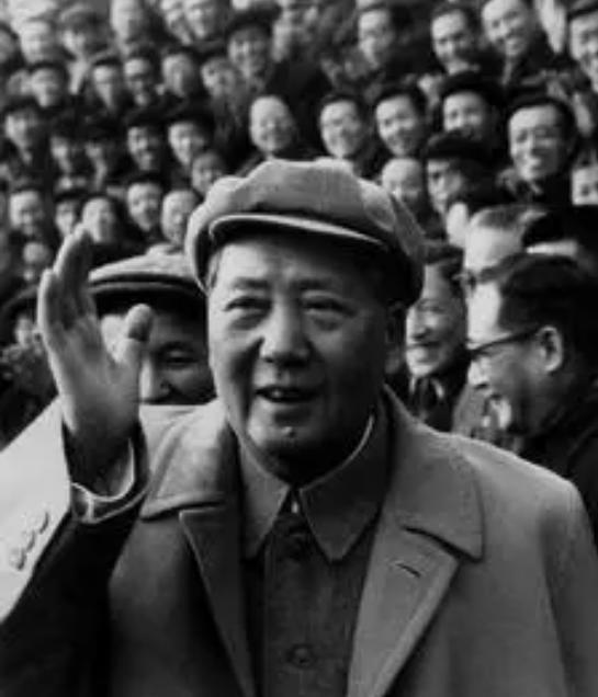 国民党将领疑惑毛主席五十岁大寿为何无人庆祝，亲自深入了解后才感到心服口服！
19