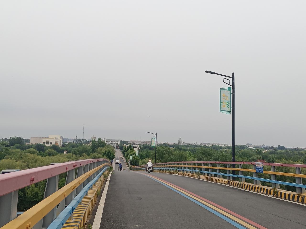 6.21日千年京杭运河台儿庄大桥上看运诃漕运景象及夏日古城和城区。（图片来源：老