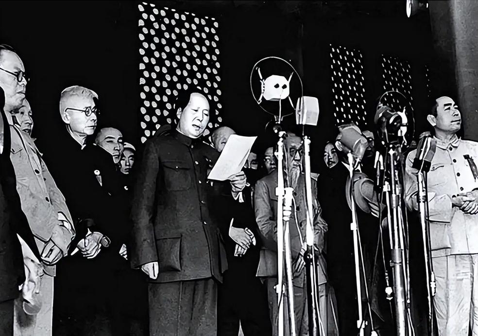 1933年，主席躲进农妇家。没想到，敌人搜查时，农妇却说：“你们要找的人，在我家