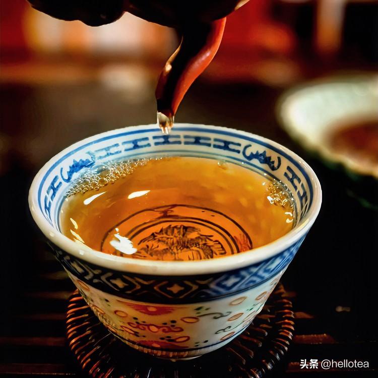 信息在指尖奔流，脚步追赶着日程，一颗心悬在待办事项里浮沉。我们喝那么多水，咕咚咕