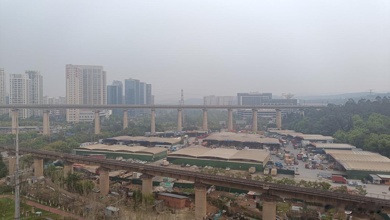 “轰隆隆，轰隆隆”，昆明昨夜的一场春雨，把我从梦中惊醒，电闪雷鸣大风刮得呼呼作响