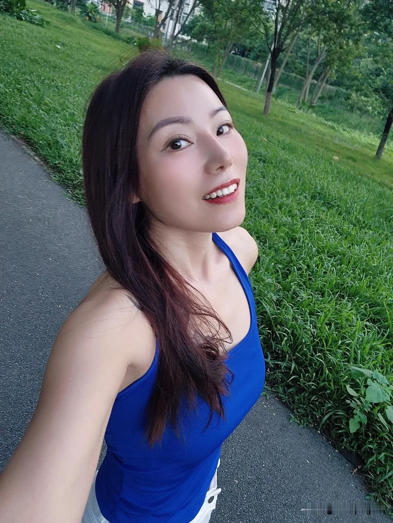 爱笑的人运气不会太差喔！氧气感运动穿搭