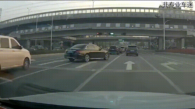 大过年的，让奔驰车主给我修车，有点不好意思……[害羞]