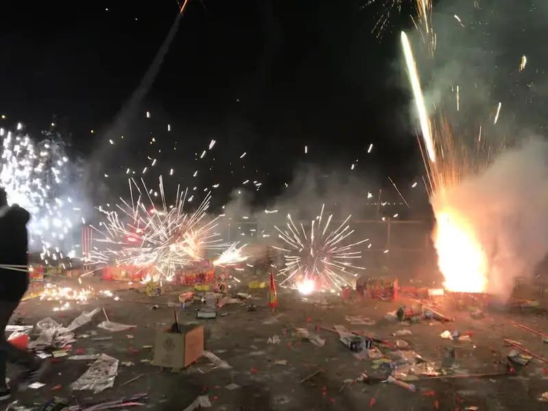 安徽一环卫工人在收拾烟花废品时，突发爆炸，面部被严重烧伤、眼眶骨折、视力不保。伤