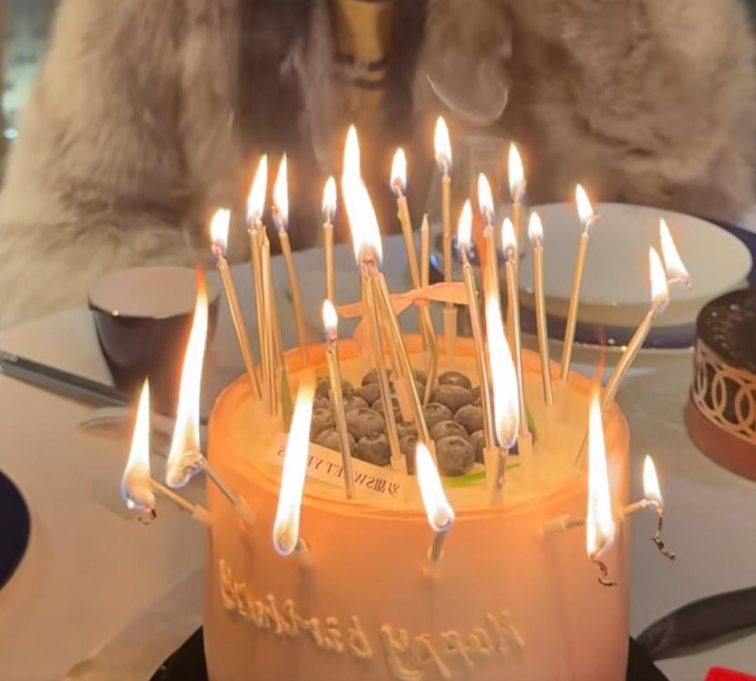 昨天被上小学四年级的孩子问的一个文题整不会了！
她问我:
平年，365天，2月2