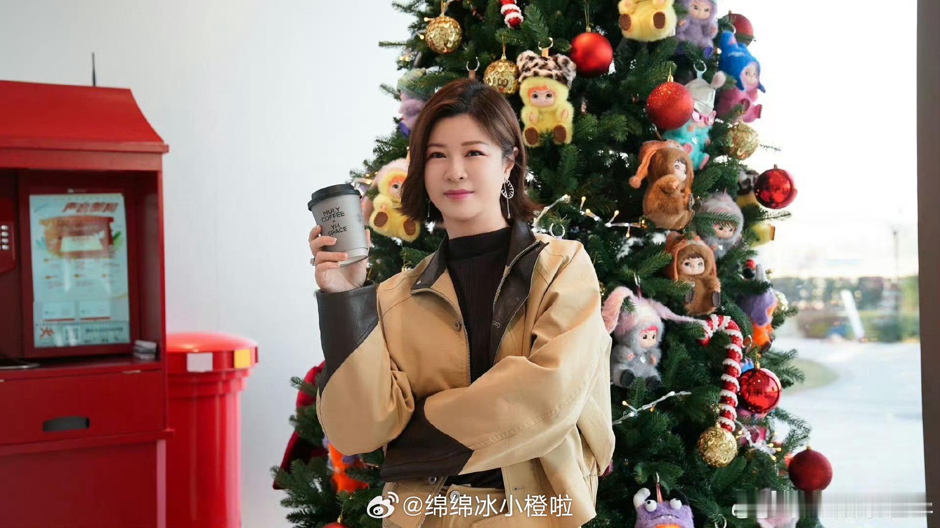 唐九洲送杜华圣诞树  唐九洲送杜华玩偶圣诞树 我嘞个豆，唐九洲真的太有实力了啊！