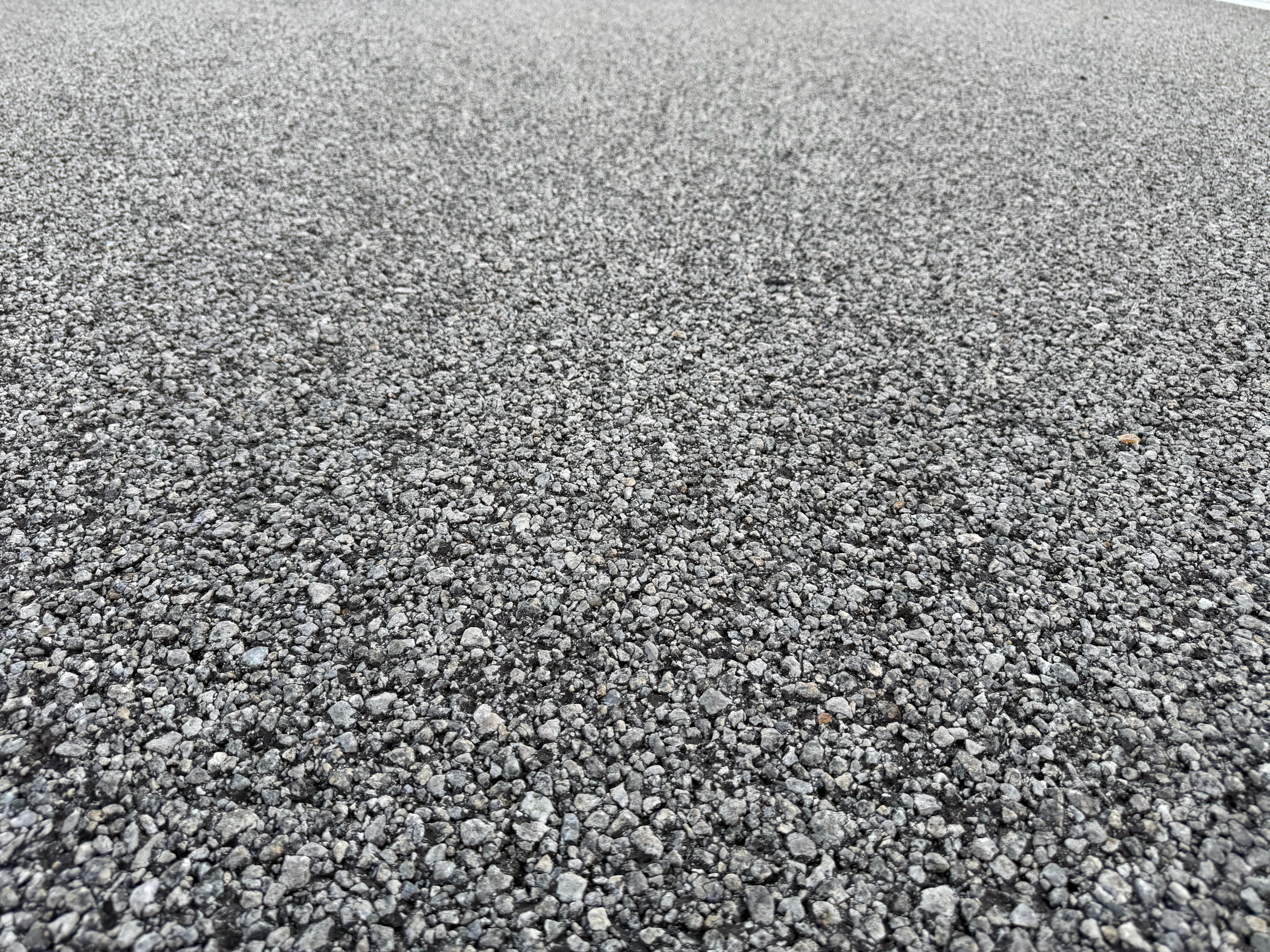 雪邦赛道路面破损、布满灰尘，表面抓地很不理想。圈速比倍耐力模拟器得出的数据慢了4