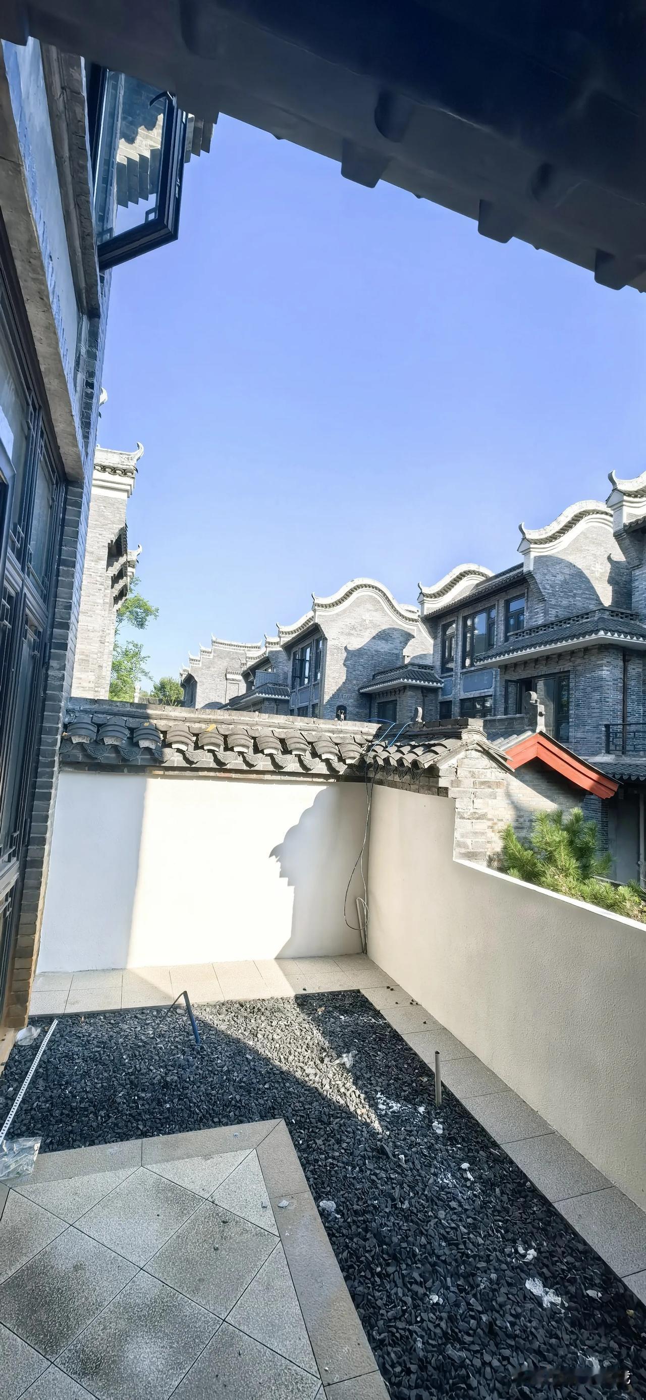 农民工就是打杂的也有300元一天。技术工大约500一天，准确的说工资收入，比一般