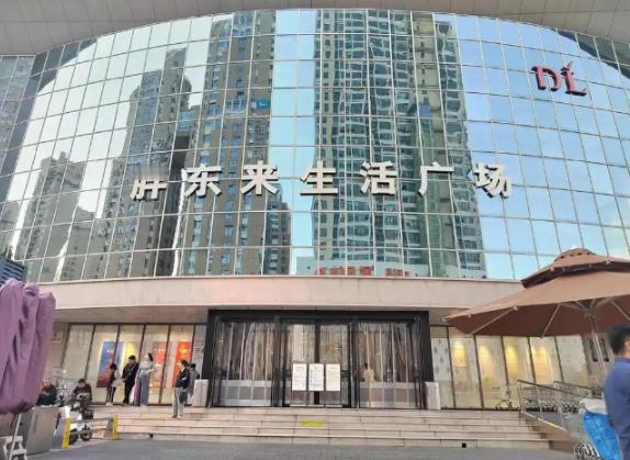 以为胖东来房东贪得无厌？别被带节奏了！算笔账：2.3万平一年2400万，每平每天