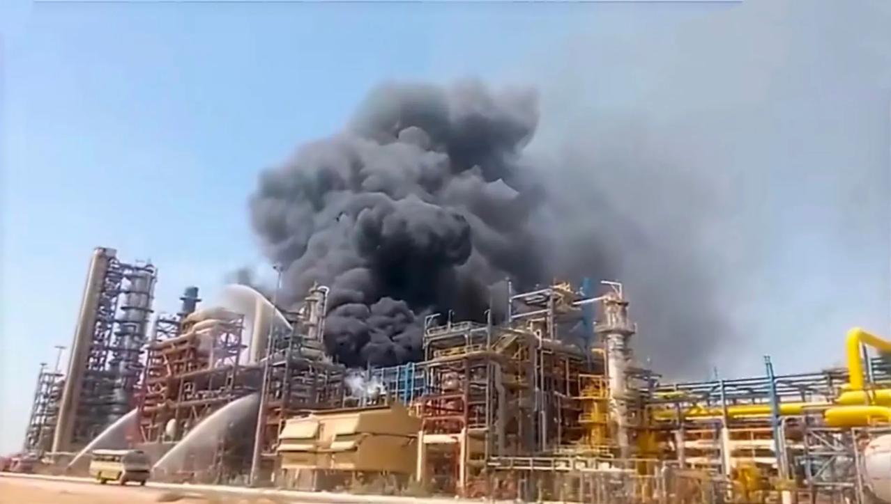 印度拉贾斯坦邦一炼油厂突发火灾，浓烟冲天。印度方面消息称，总理莫迪本打算明天亲临