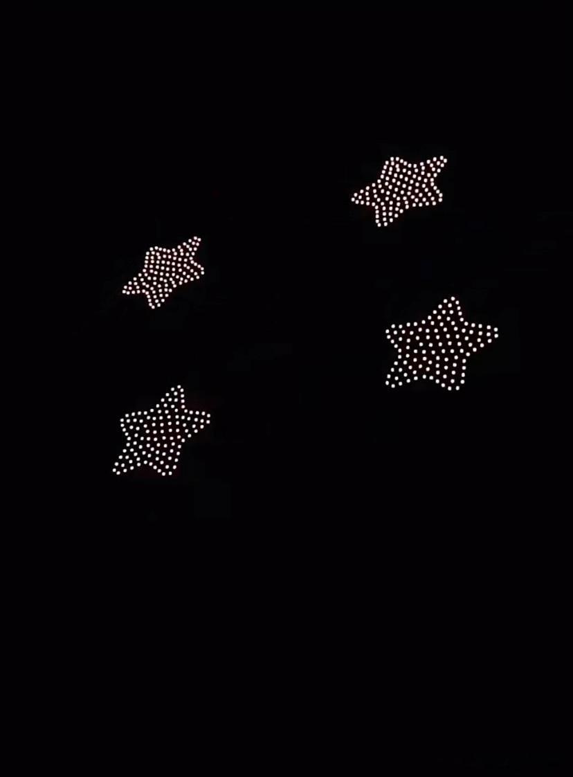 上海惊现最萌无人机表演 从胖乎乎的企鹅滑过江面，到一群小鲸鱼吐着泡泡游过夜空，这