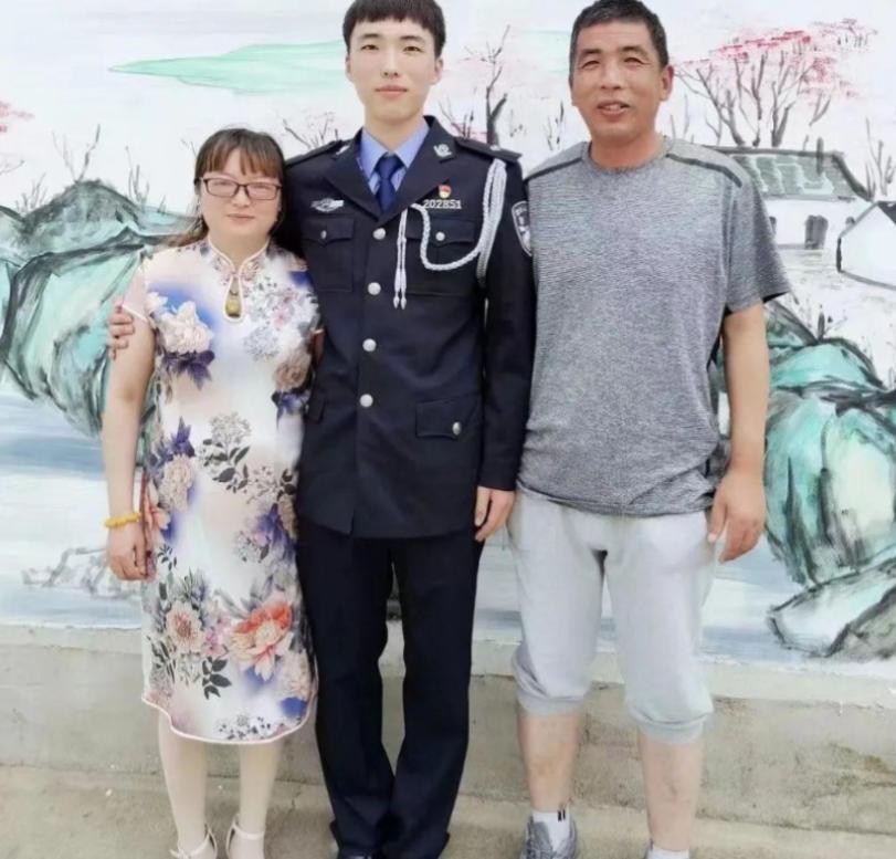 江苏一位母亲，儿子因公殉职后，她日日以泪洗面。2022年某天，商场里一个熟悉的身