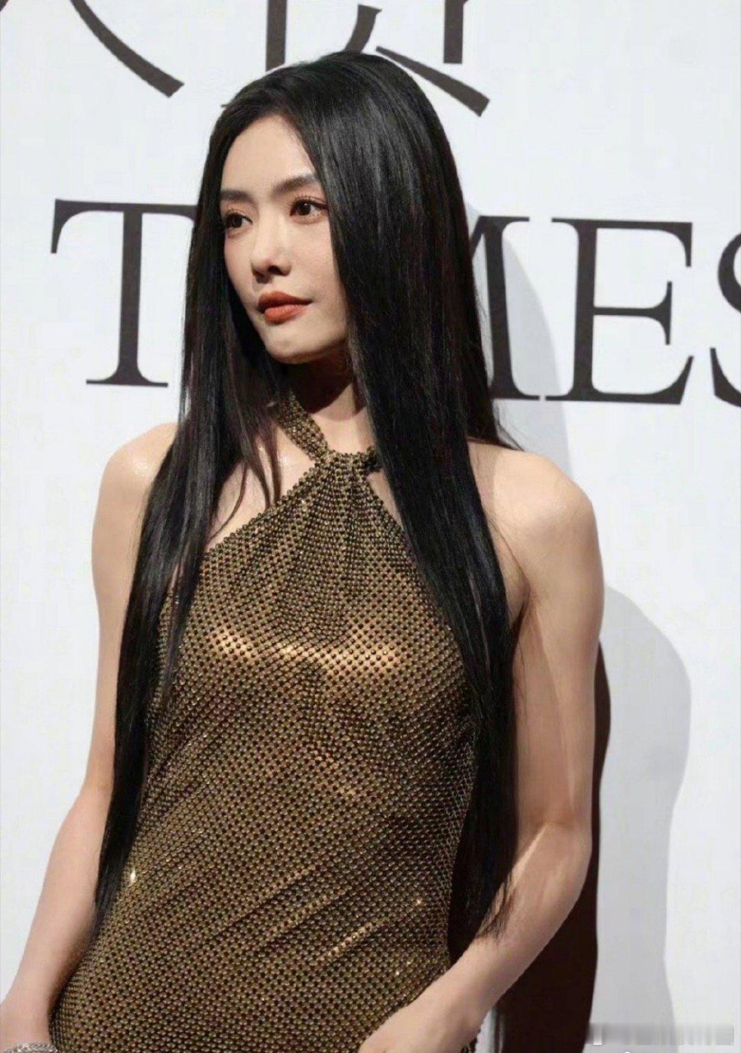 蔡文静这套造型[允悲][允悲][允悲]可能全靠颜值撑着吧。。 ​​​