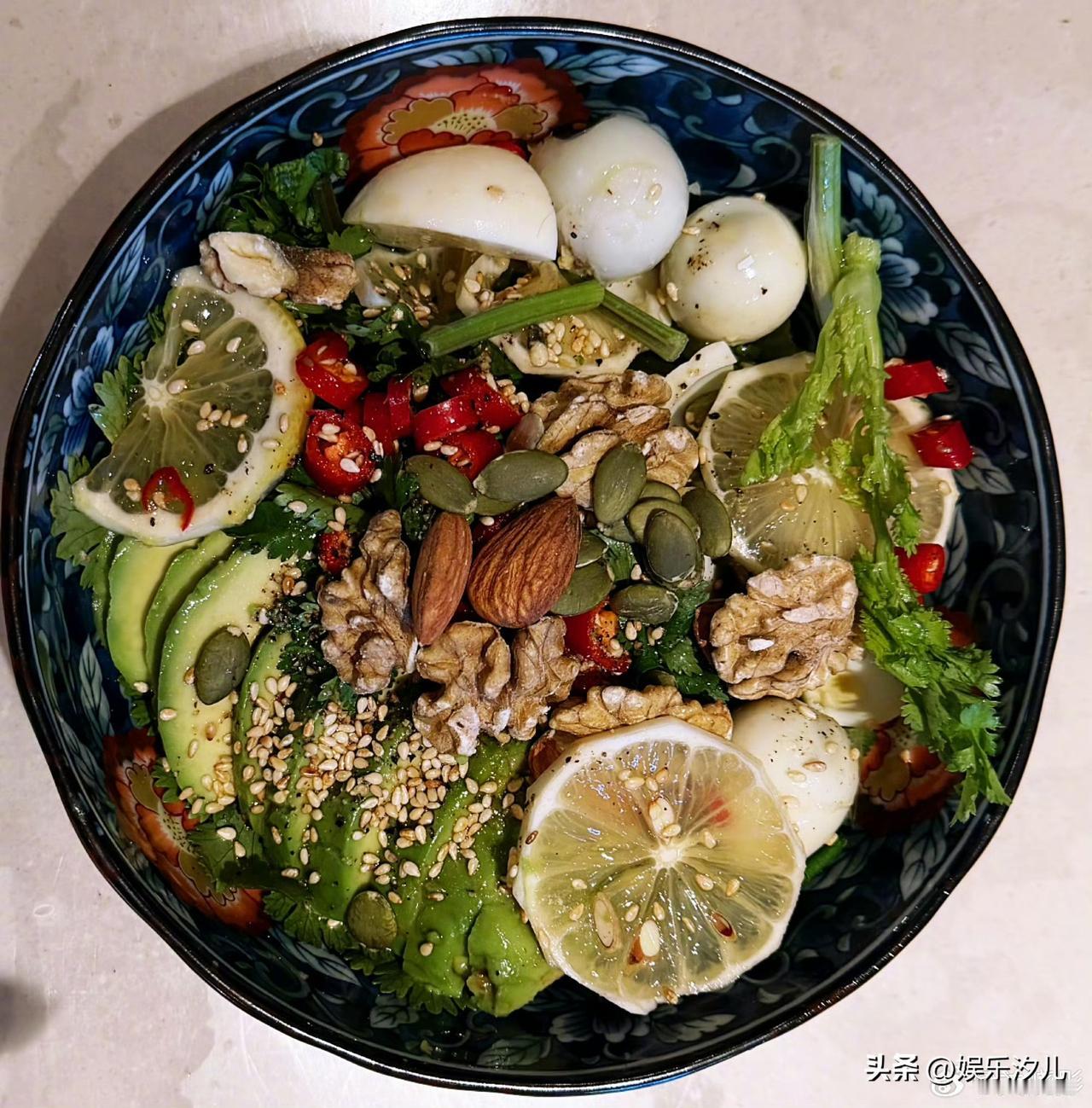 关晓彤的午餐


关晓彤色彩丰富的一碗，夏日百搭蘸料搭配鸡蛋清、鸽子蛋、南瓜籽、