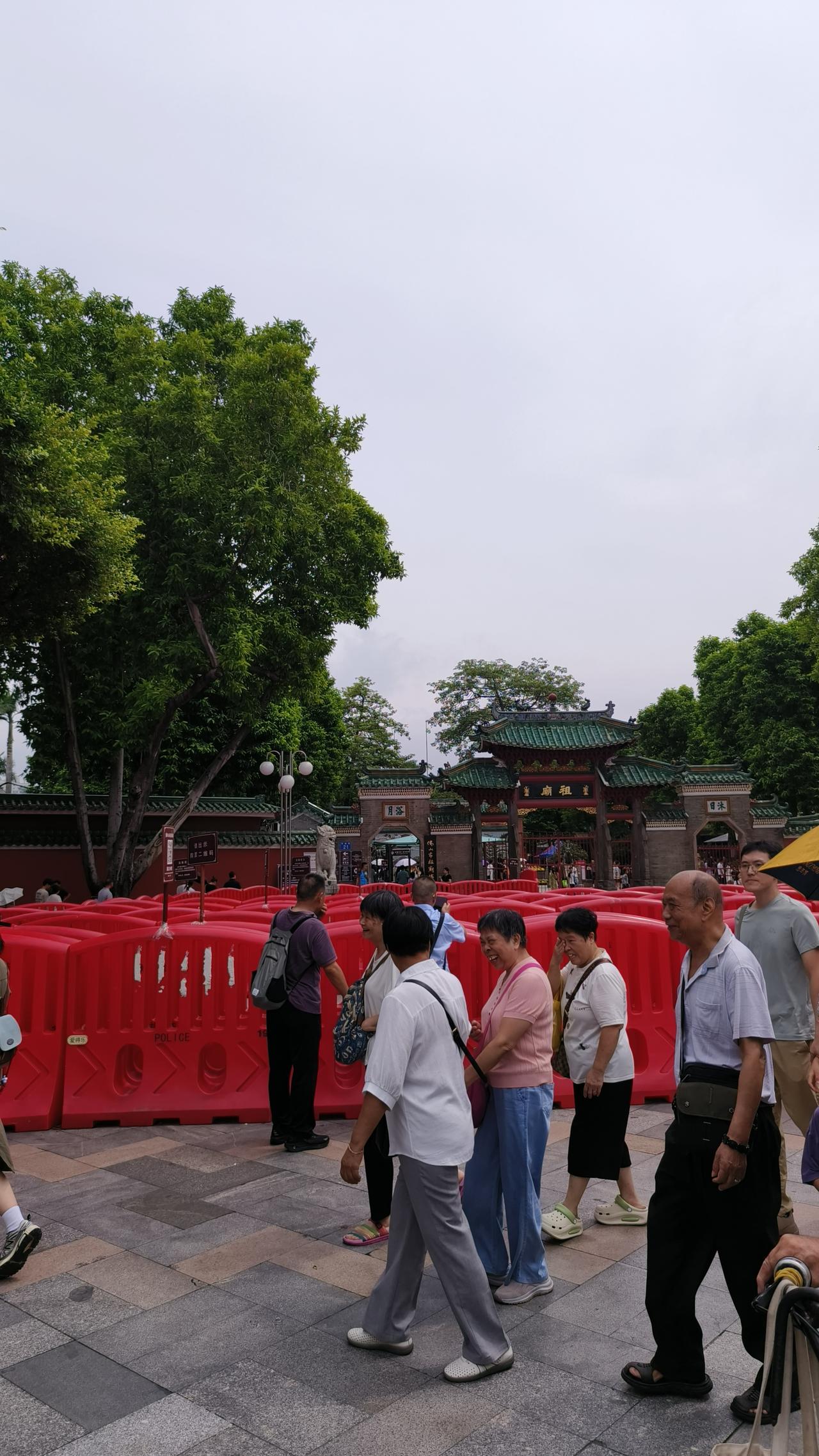 今天中午骑电动车经过祖庙，堵死了。

祖庙门口，水马排成了贪吃蛇，游客举着手机排