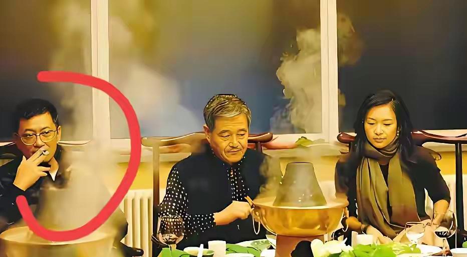 火锅热气里，赵本山、章子怡，还有圈红的王家卫。老照片一翻出来，网友才恍然：原来那