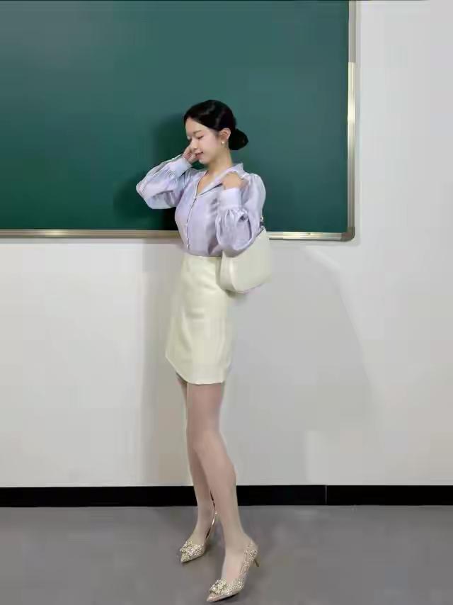美女老师啊，你这个着装，家长开心了，学生怎么办？