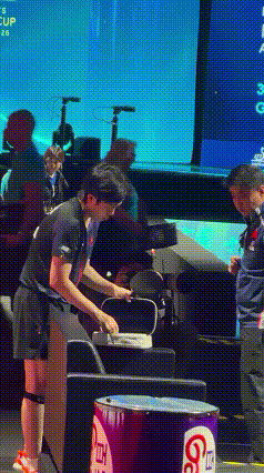 王楚钦小组出线，赛后复盘似乎有点不满意，没有笑容，小嘴瘪着，王皓开始还惊讶，咋的