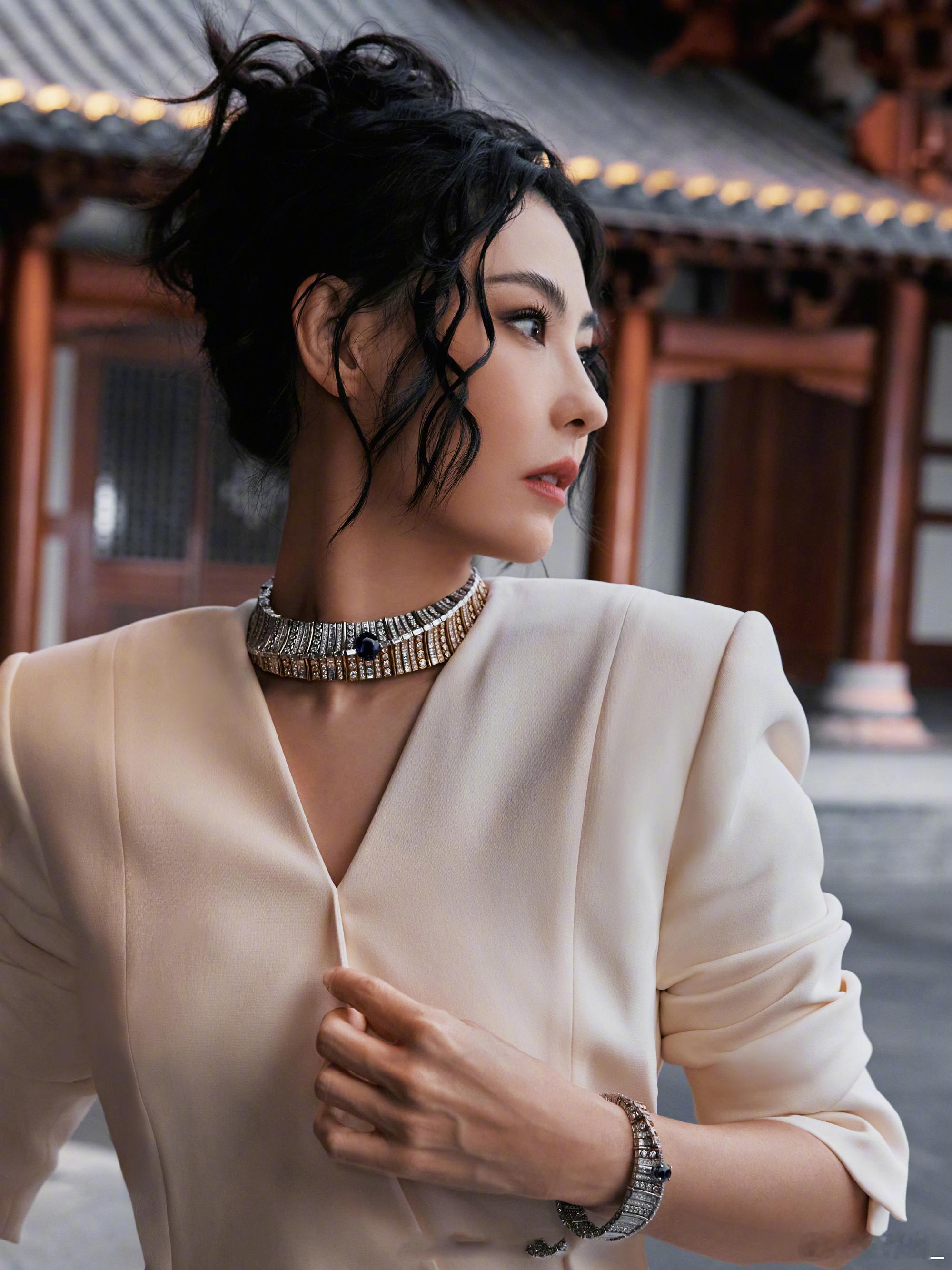 沉浸悠远古韵，以时光淬炼风华。演员出席路易威登“秘境臻藏”高级珠宝系列发布活动，