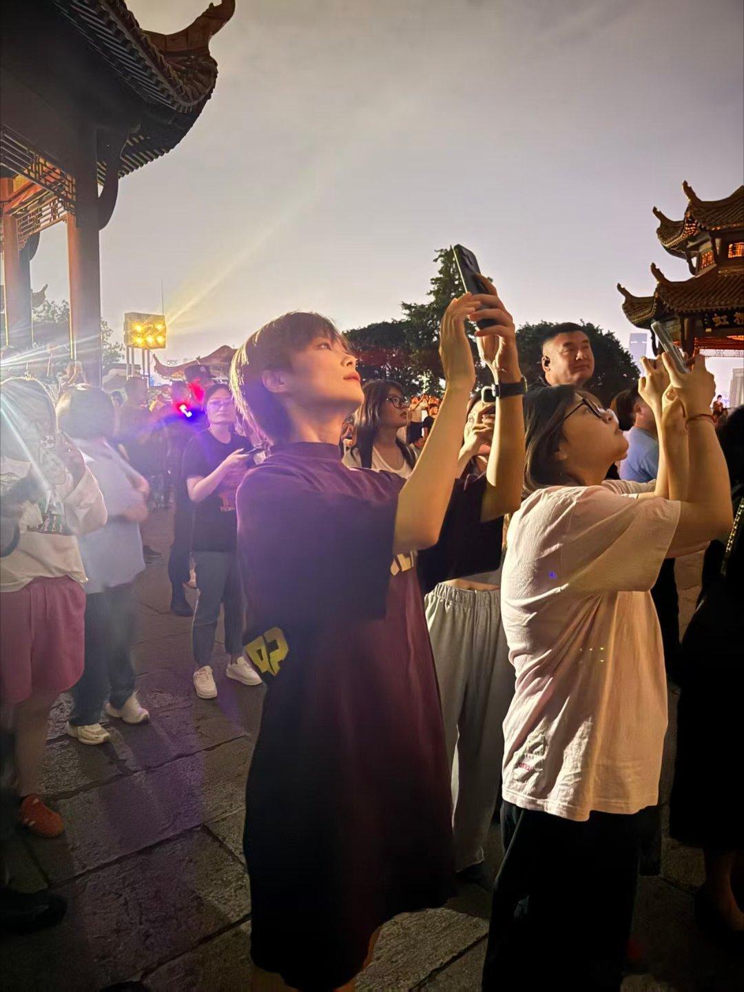 黄鹤楼偶遇李宇春 刷到这条偶遇我又酸了，李宇春那种清冷又温和的气质在景区里应该很