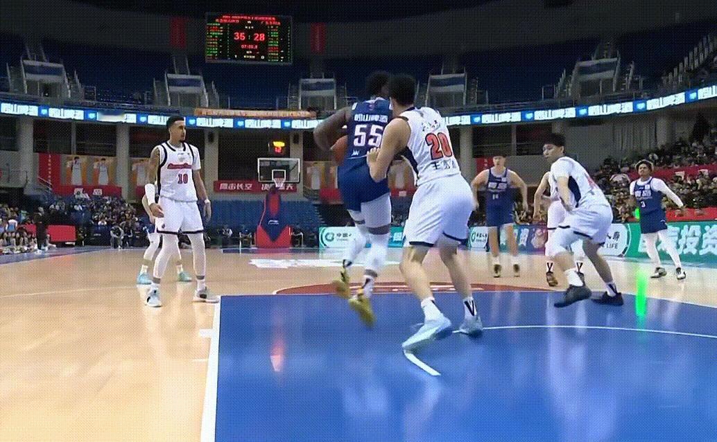 残阵广东队撑了一节多，还是没能顶住，目前已经落后两位数了内线真空问题实在太明显，