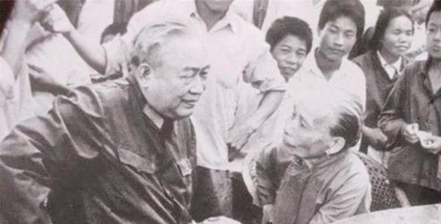 1983年，总政主任余秋里中将回乡探亲，弟弟却避之不见。村长亲自来请，讲：“财发