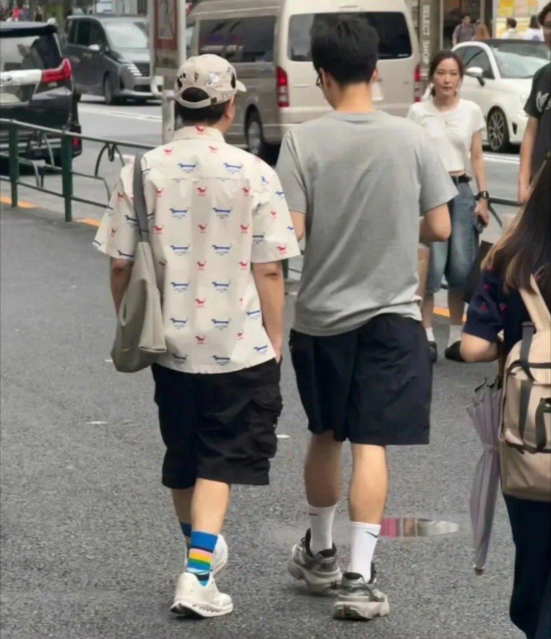 蔡康永怎么老成这样了记忆里他还是那个在节目上妙语连珠的模样，如今近距离一看，虽然