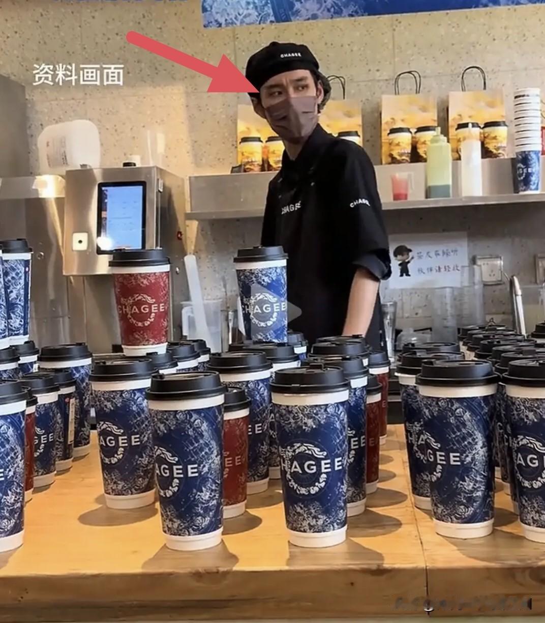 不得不说，
霸王茶姬这“打法”玩的真溜，
1350万听着挺唬人，我拿计算器按了一