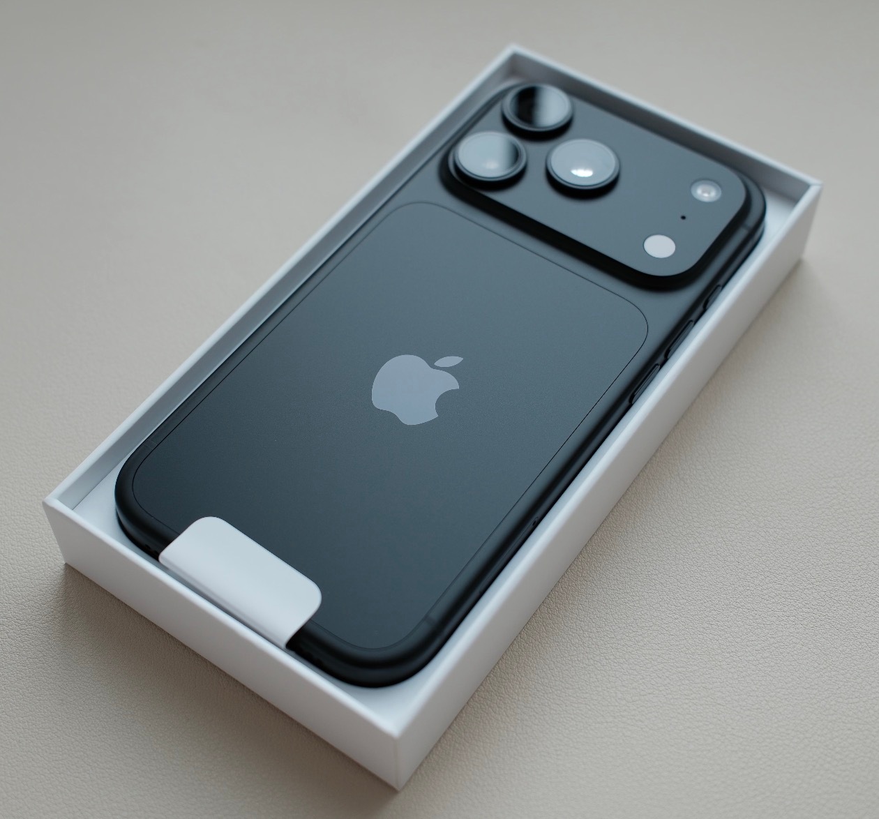 各位的 iPhone 18 Pro 都是什么颜色的？上手后的第一感觉怎么样？[并