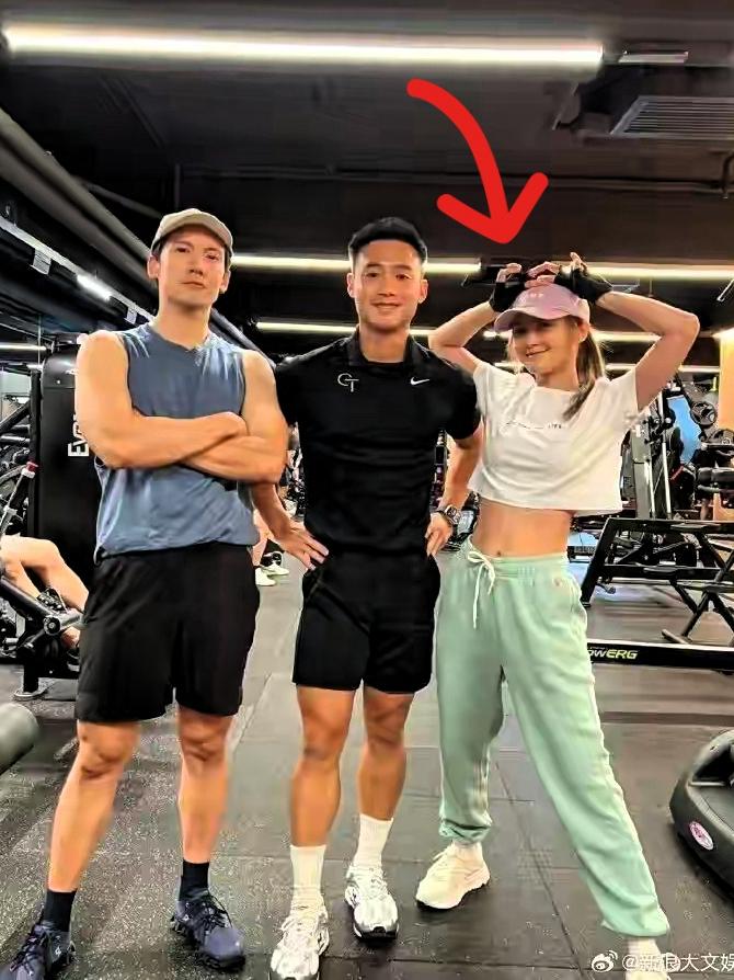 3月2日，
阿Sa蔡卓妍受访时直接认了两件事：
一是已带男友见完家长，
二是两人