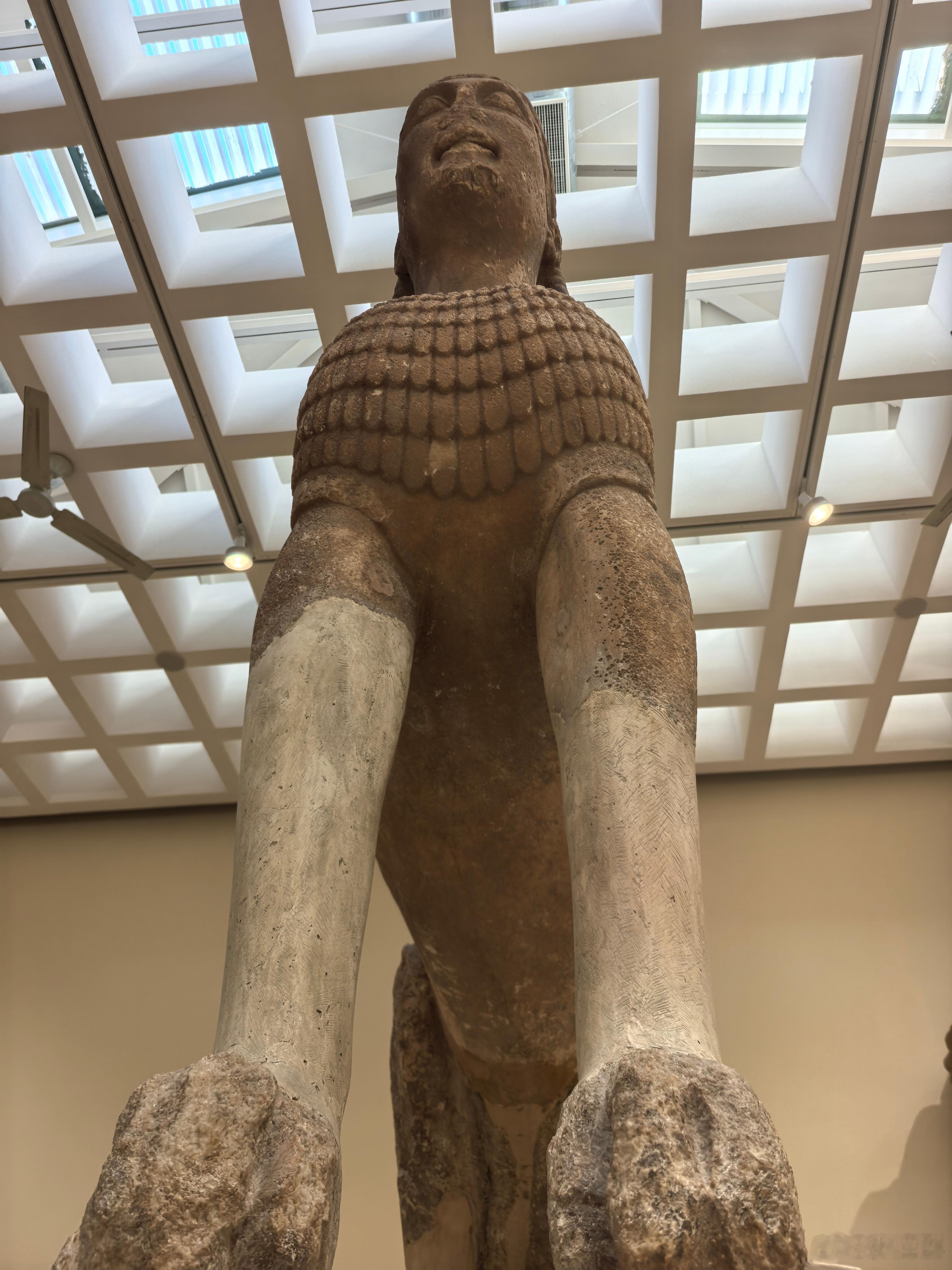纳克索斯斯芬克斯，公元前560年石像；德尔斐驭手，公元前478年，青铜材质；安提