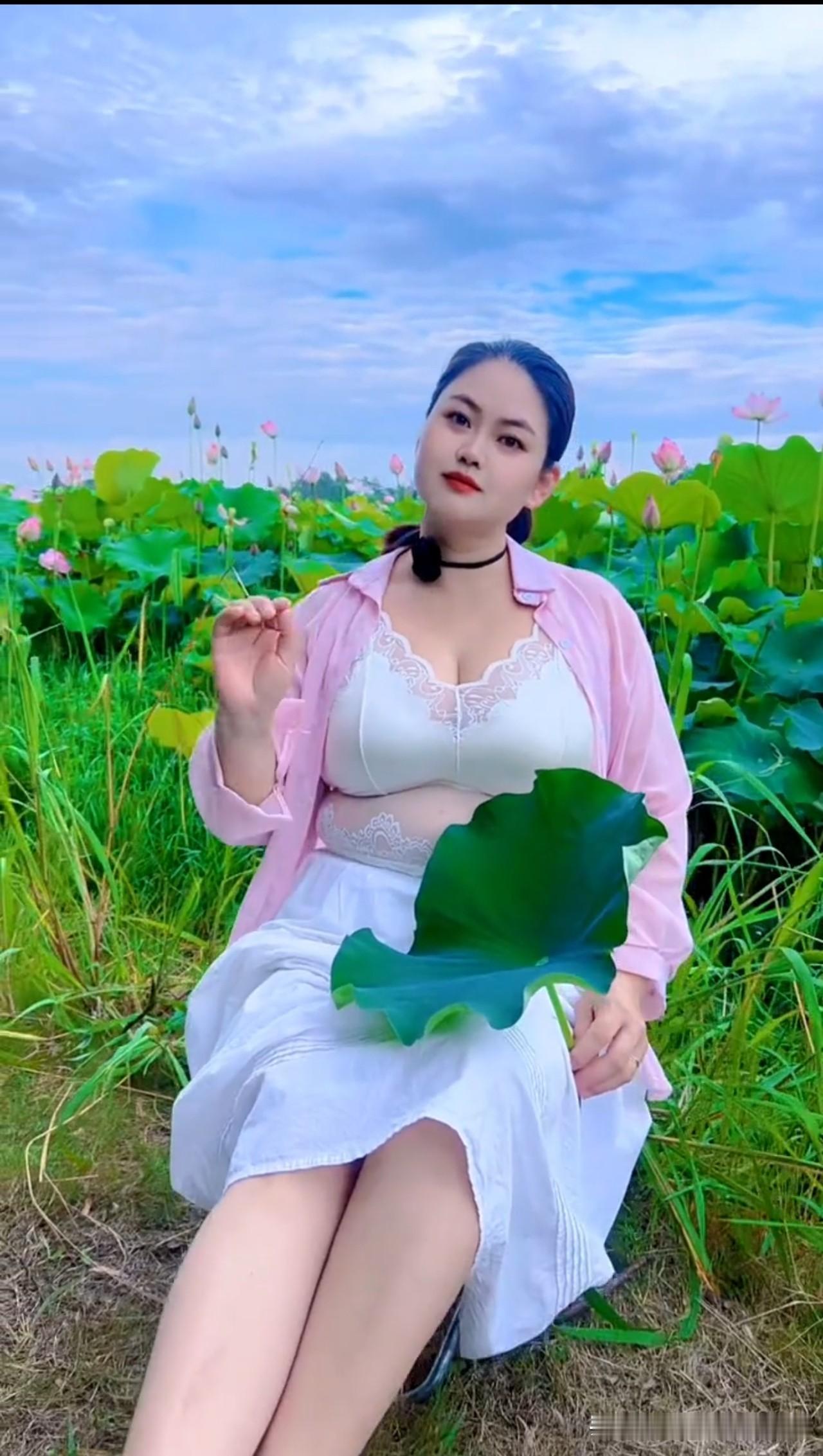 荷畔盼归

仲夏晴空六月间，
荷塘翠叶映娇妍。
闲踱池边无意赏，
静等情郎早回还