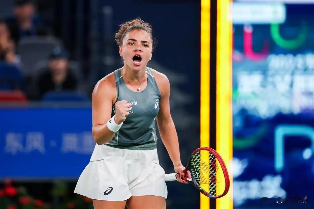 在2025年10月10日晚的武汉网球公开赛女单1/4决赛中，7号种子意大利选手保