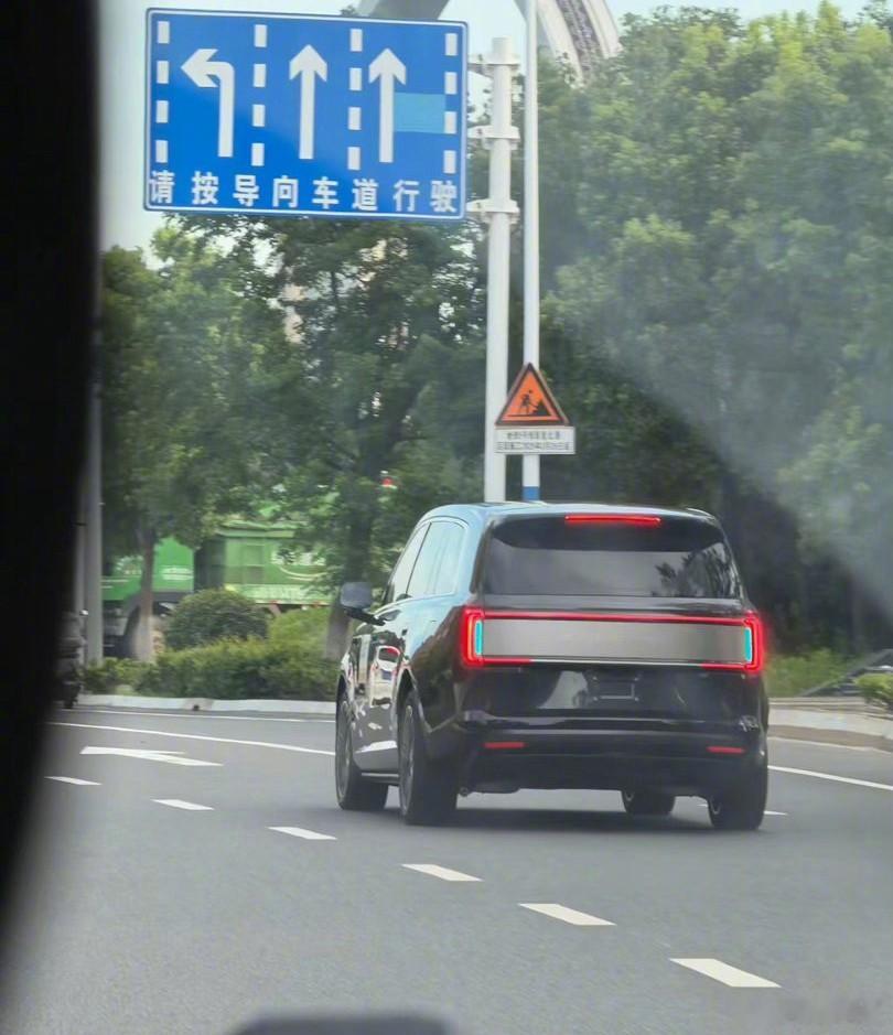 网友拍到的小米澎程系列实车。 