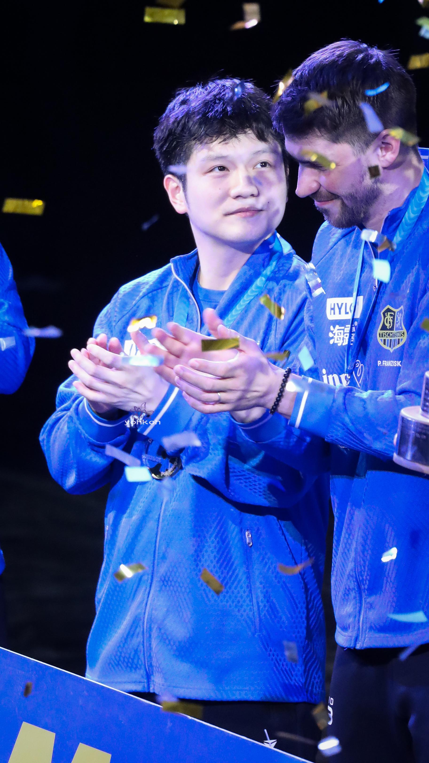 樊振东樊振东德国杯夺冠 当你和金纸雨同时出现在眼前看着你闪着光的眼睛按下快门的瞬