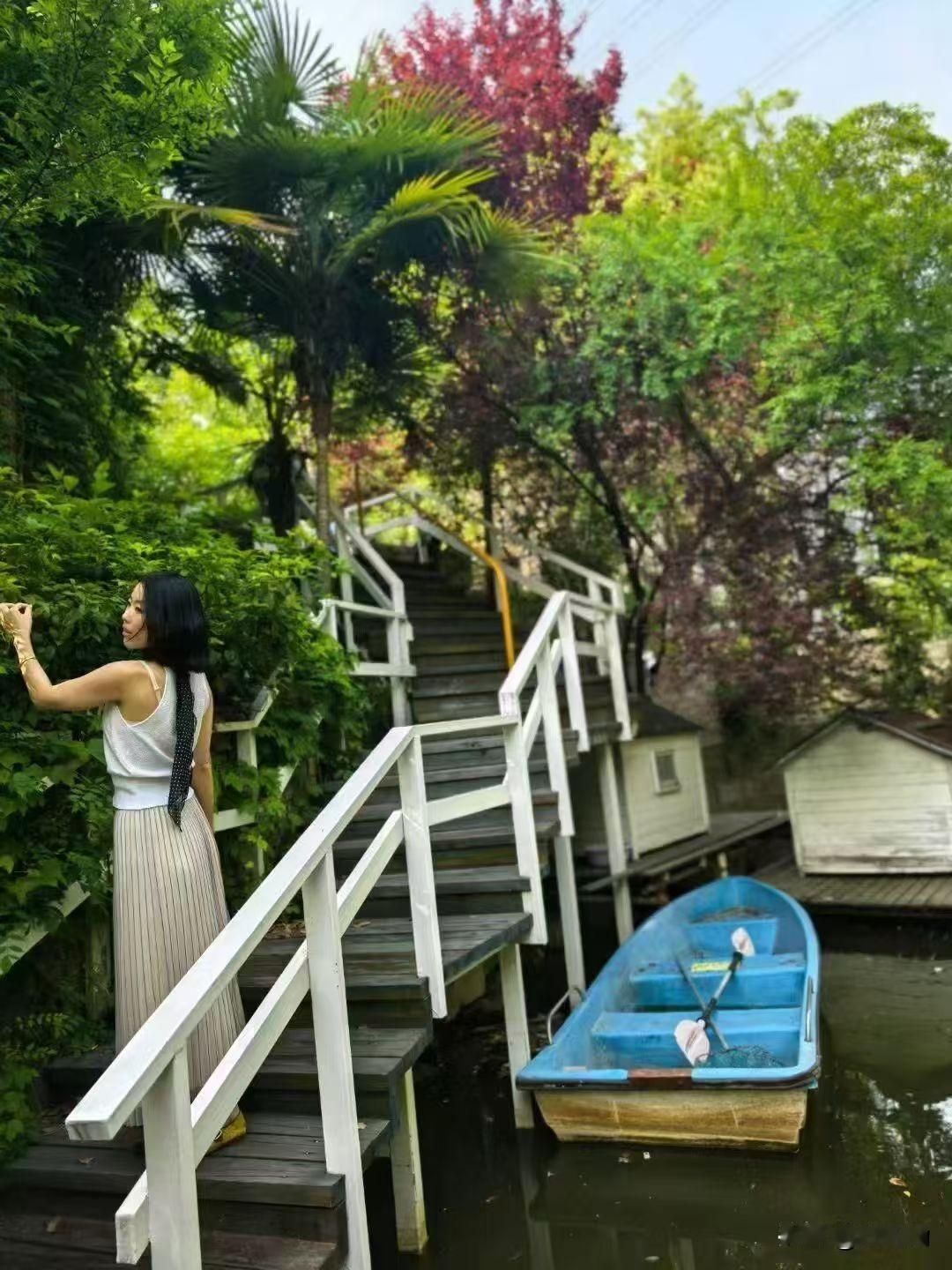 上帝已死，人间重生
 很多人初次听见尼采那句“上帝已死”，都会误以为是肆无忌惮的